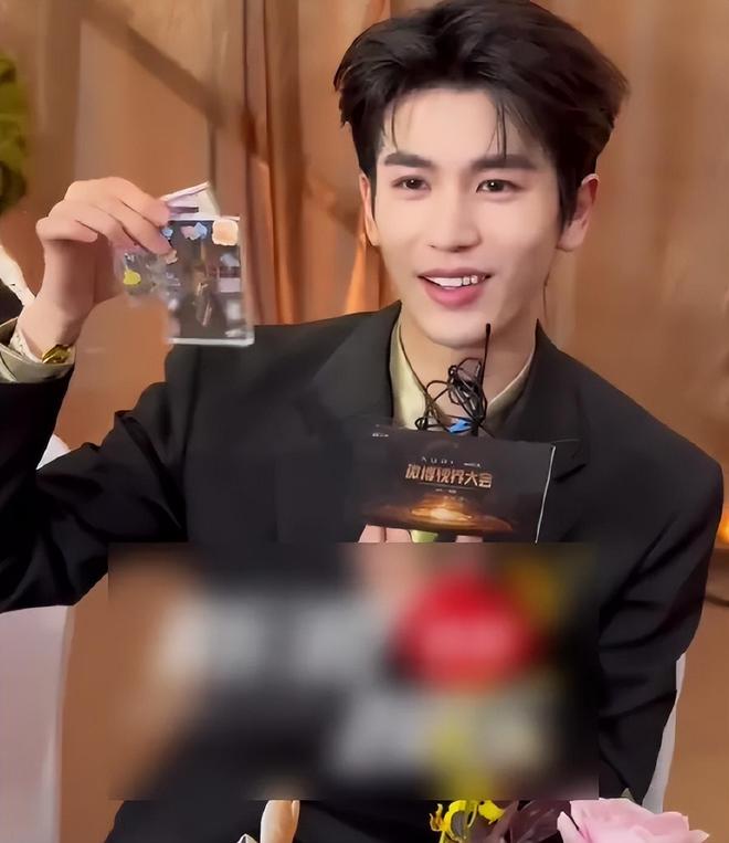 视界大会后台社交名利场！欧豪起身主动接杨幂，剧组之间互相抱团