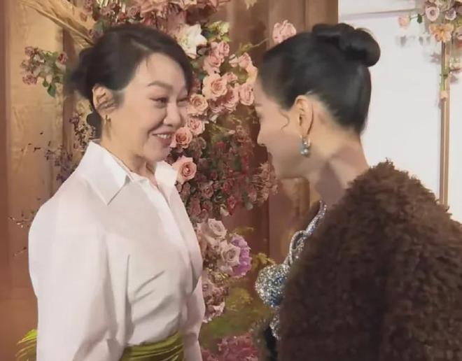 视界大会后台社交名利场！欧豪起身主动接杨幂，剧组之间互相抱团