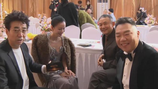 视界大会后台社交名利场！欧豪起身主动接杨幂，剧组之间互相抱团