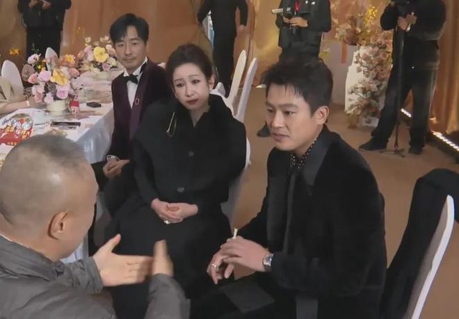 视界大会后台社交名利场！欧豪起身主动接杨幂，剧组之间互相抱团