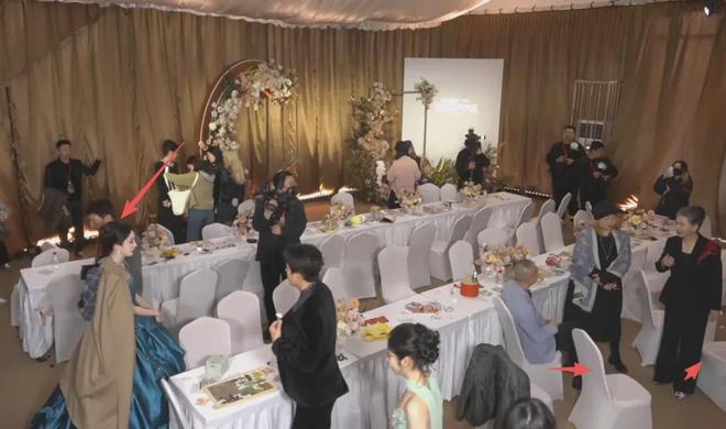 视界大会后台社交名利场！欧豪起身主动接杨幂，剧组之间互相抱团