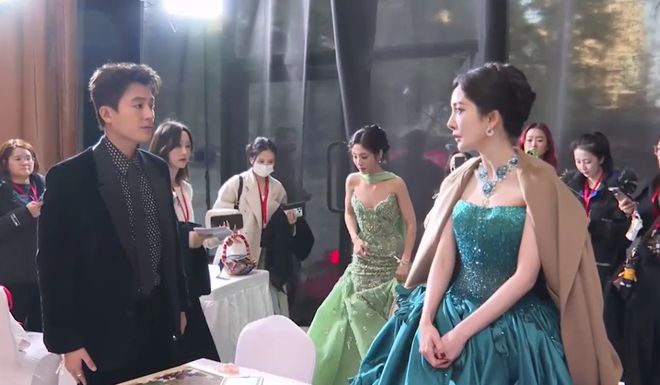 视界大会后台社交名利场！欧豪起身主动接杨幂，剧组之间互相抱团