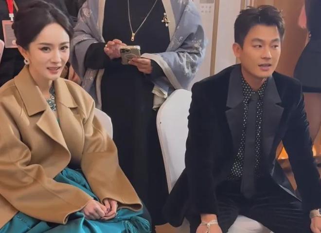 视界大会后台社交名利场！欧豪起身主动接杨幂，剧组之间互相抱团