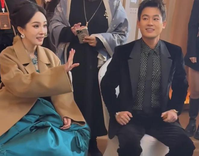 视界大会后台社交名利场！欧豪起身主动接杨幂，剧组之间互相抱团