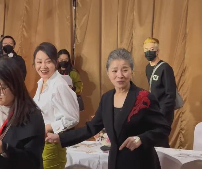 视界大会后台社交名利场！欧豪起身主动接杨幂，剧组之间互相抱团