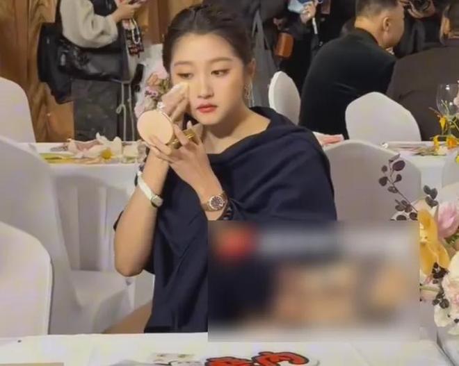 视界大会后台社交名利场！欧豪起身主动接杨幂，剧组之间互相抱团