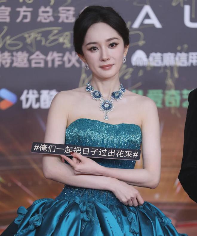 视界大会红毯尴尬瞬间！踩裙子、抢位置，太多人手忙脚乱出状况