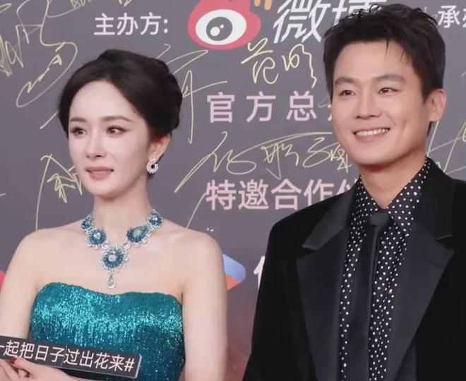 视界大会红毯尴尬瞬间！踩裙子、抢位置，太多人手忙脚乱出状况