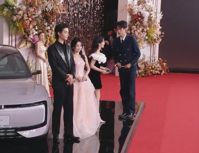 视界大会红毯尴尬瞬间！踩裙子、抢位置，太多人手忙脚乱出状况