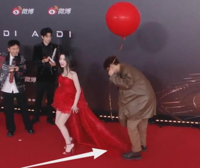视界大会红毯尴尬瞬间！踩裙子、抢位置，太多人手忙脚乱出状况