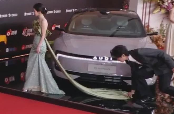 视界大会红毯尴尬瞬间！踩裙子、抢位置，太多人手忙脚乱出状况