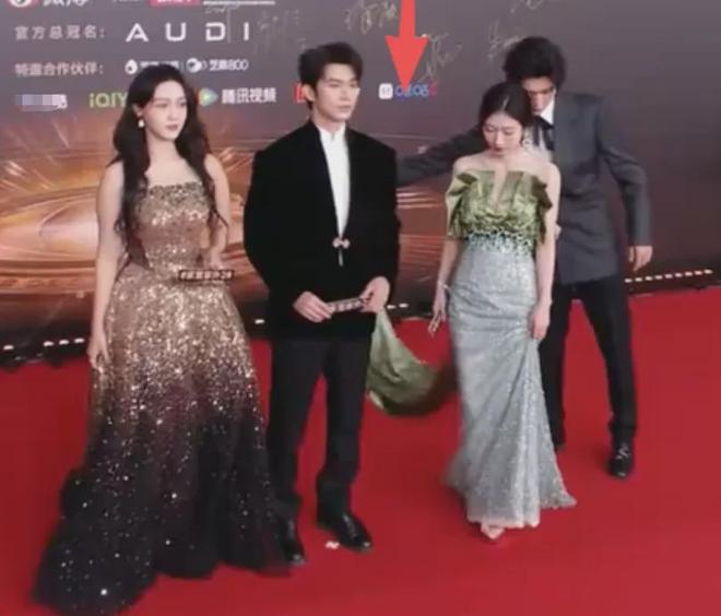 视界大会红毯尴尬瞬间！踩裙子、抢位置，太多人手忙脚乱出状况