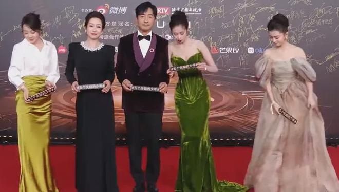 视界大会红毯尴尬瞬间！踩裙子、抢位置，太多人手忙脚乱出状况