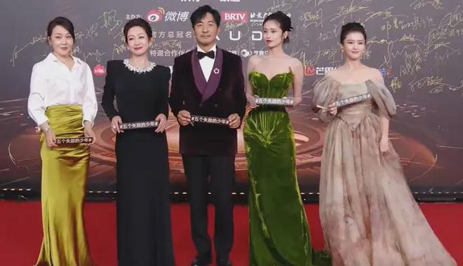 视界大会红毯尴尬瞬间！踩裙子、抢位置，太多人手忙脚乱出状况