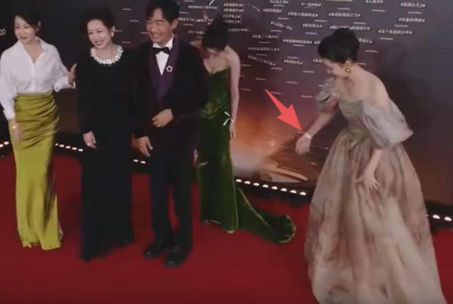 视界大会红毯尴尬瞬间！踩裙子、抢位置，太多人手忙脚乱出状况