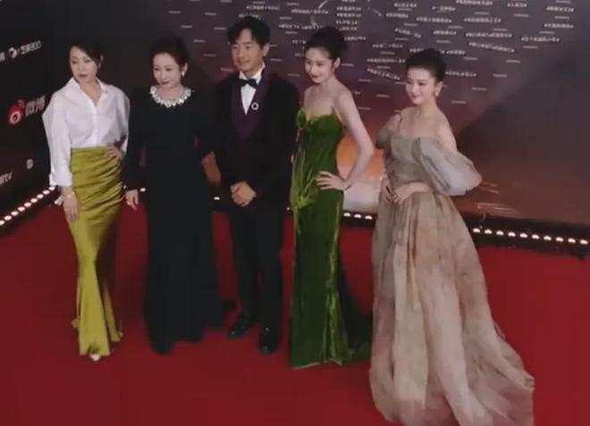 视界大会红毯尴尬瞬间！踩裙子、抢位置，太多人手忙脚乱出状况