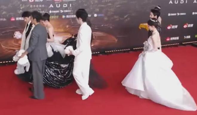 视界大会红毯尴尬瞬间！踩裙子、抢位置，太多人手忙脚乱出状况