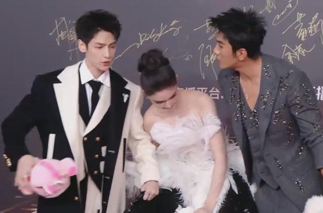 视界大会红毯尴尬瞬间！踩裙子、抢位置，太多人手忙脚乱出状况