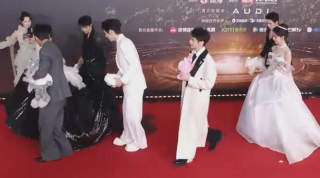 视界大会红毯尴尬瞬间！踩裙子、抢位置，太多人手忙脚乱出状况