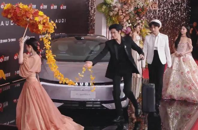 视界大会红毯尴尬瞬间！踩裙子、抢位置，太多人手忙脚乱出状况