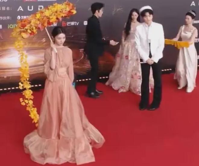 视界大会红毯尴尬瞬间！踩裙子、抢位置，太多人手忙脚乱出状况