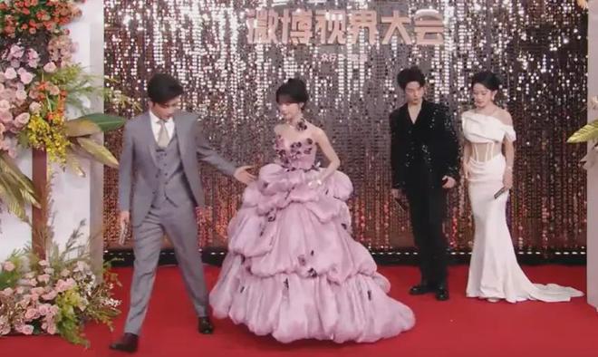 视界大会红毯尴尬瞬间！踩裙子、抢位置，太多人手忙脚乱出状况