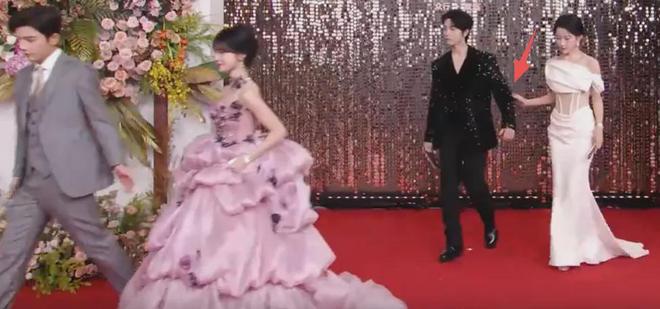 视界大会红毯尴尬瞬间！踩裙子、抢位置，太多人手忙脚乱出状况