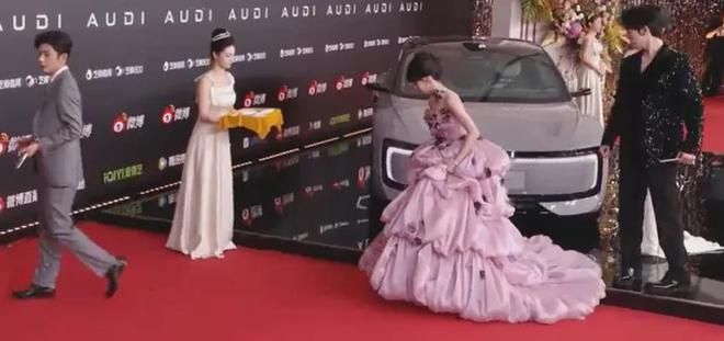视界大会红毯尴尬瞬间！踩裙子、抢位置，太多人手忙脚乱出状况