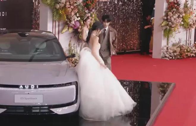 视界大会红毯尴尬瞬间！踩裙子、抢位置，太多人手忙脚乱出状况