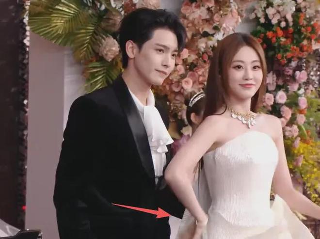 视界大会红毯尴尬瞬间！踩裙子、抢位置，太多人手忙脚乱出状况