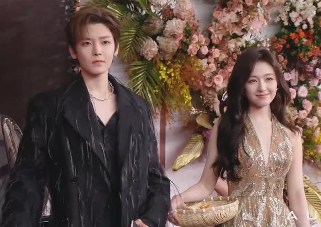 视界大会红毯尴尬瞬间！踩裙子、抢位置，太多人手忙脚乱出状况