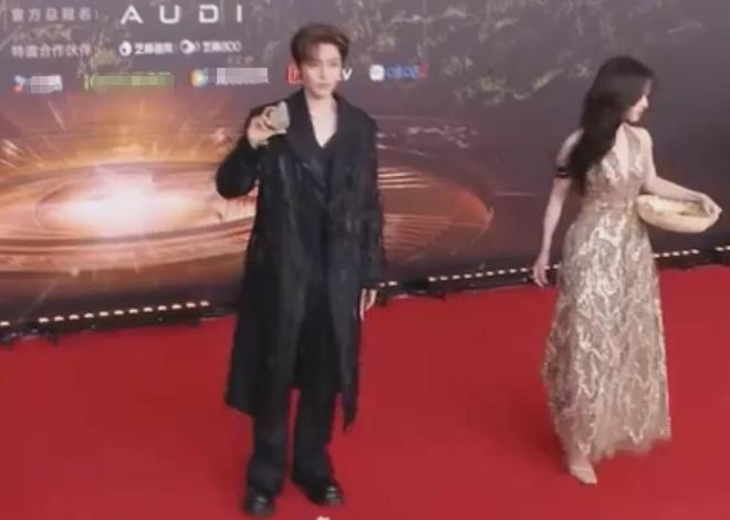 视界大会红毯尴尬瞬间！踩裙子、抢位置，太多人手忙脚乱出状况