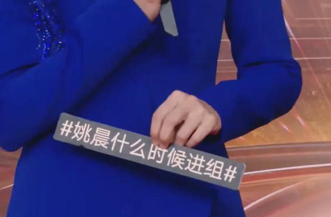 视界大会红毯尴尬瞬间！踩裙子、抢位置，太多人手忙脚乱出状况