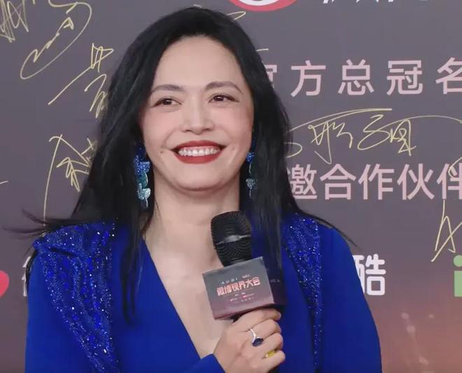 视界大会红毯尴尬瞬间！踩裙子、抢位置，太多人手忙脚乱出状况