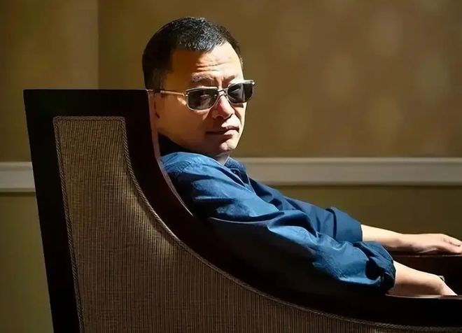 王家卫持续被扒！当年《东邪西毒》30人嫖娼被抓，事后推锅临时工