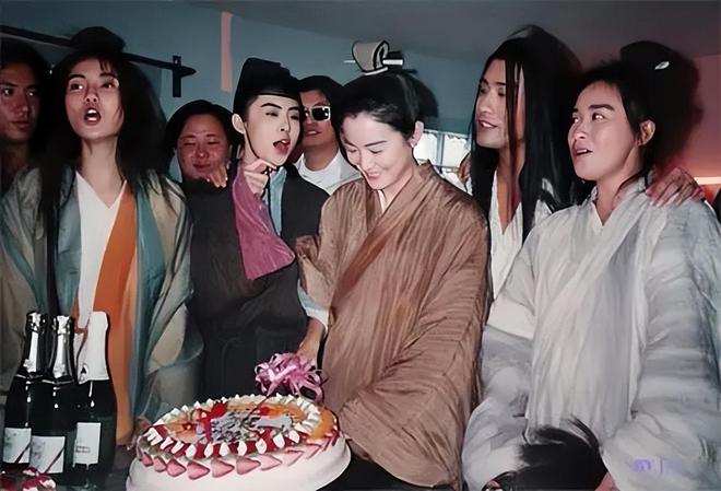 王家卫持续被扒！当年《东邪西毒》30人嫖娼被抓，事后推锅临时工