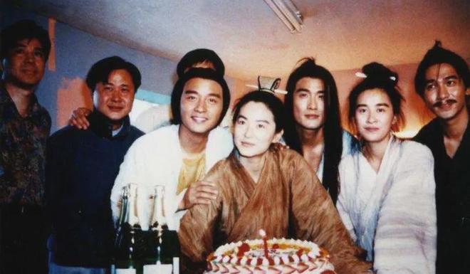 王家卫持续被扒！当年《东邪西毒》30人嫖娼被抓，事后推锅临时工