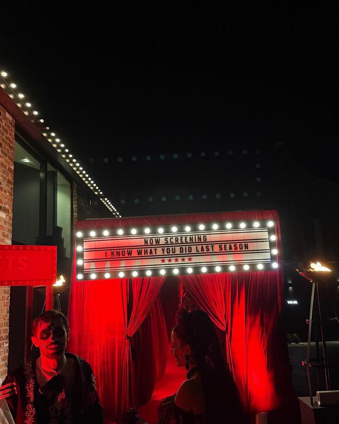 参加万圣节派对，鲁本-迪亚斯和女友化身海盗