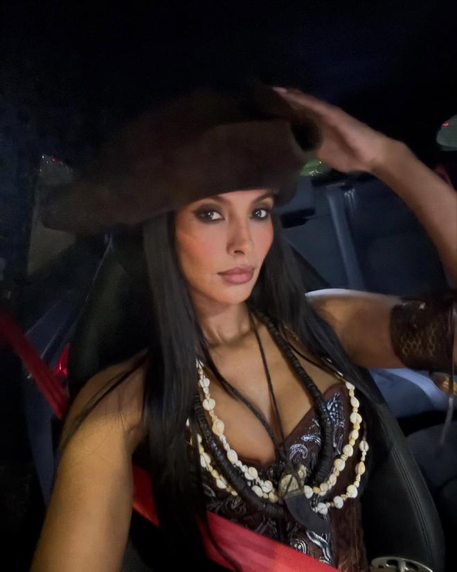 参加万圣节派对，鲁本-迪亚斯和女友化身海盗